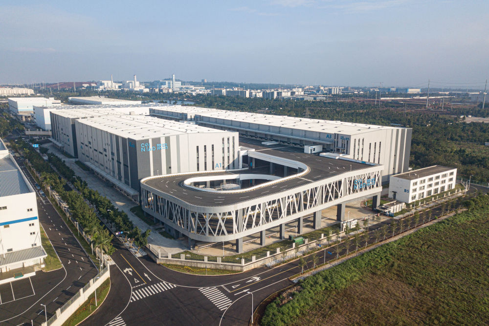 　　↑ 在海南自贸港重点园区——海口综合保税区拍摄的菜鸟全球供应链海口智慧物流中心（无人机照片，11月23日摄）。