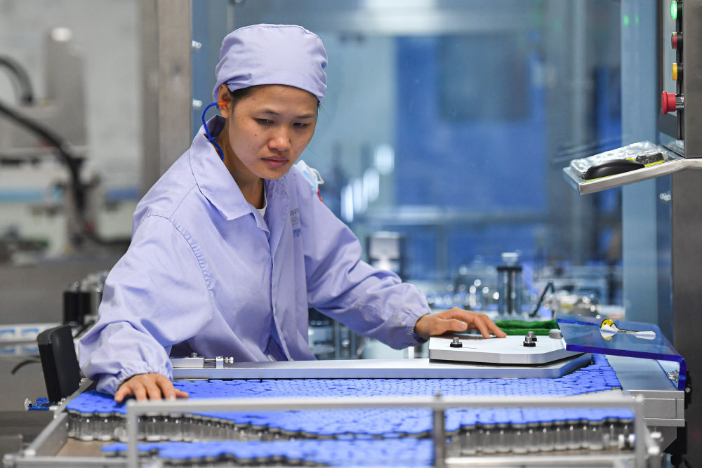 　　↑ 在海南自贸港重点园区——海口国家高新技术产业开发区药谷工业园，药企工人在车间生产药品（2021年6月17日摄）。