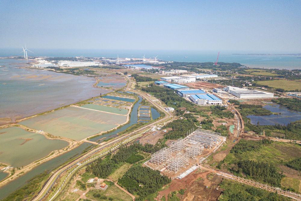 　　↑ 海南自贸港重点园区——临高金牌港开发区（无人机照片，11月22日摄）。