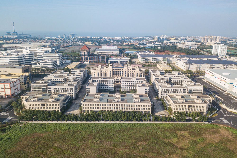 　　↑ 在海南澄迈拍摄的海南自贸港重点园区——海口综合保税区（无人机照片，11月23日摄）。