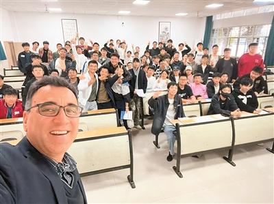 阿部在課堂上與學生留影。