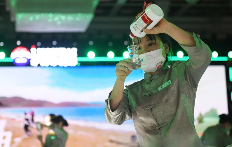 年轻人集体戒酒,让“老登”酒企的天快塌了