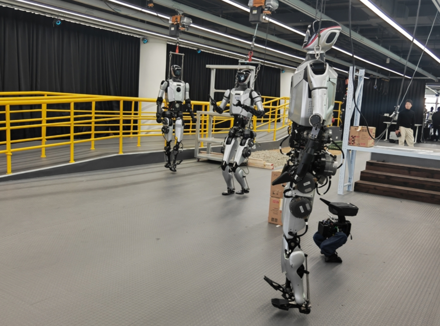 张江有全国首个异构人形机器人训练场。(李晔 摄)