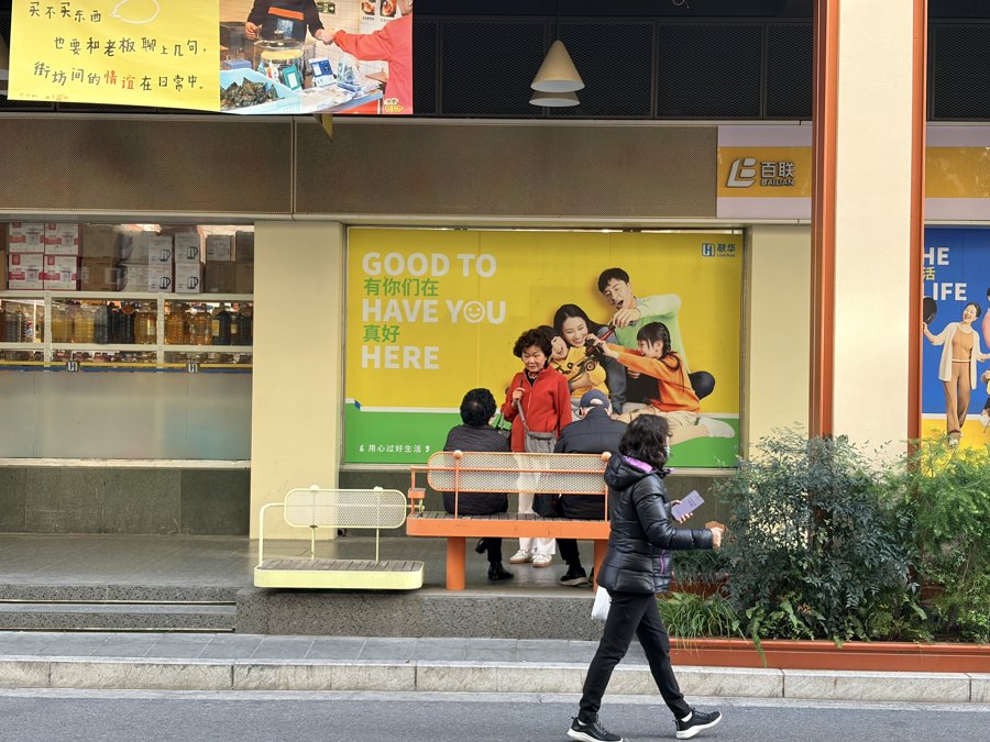 西凌家宅路上,随处可见社区营造的海报(牛益彤 摄)