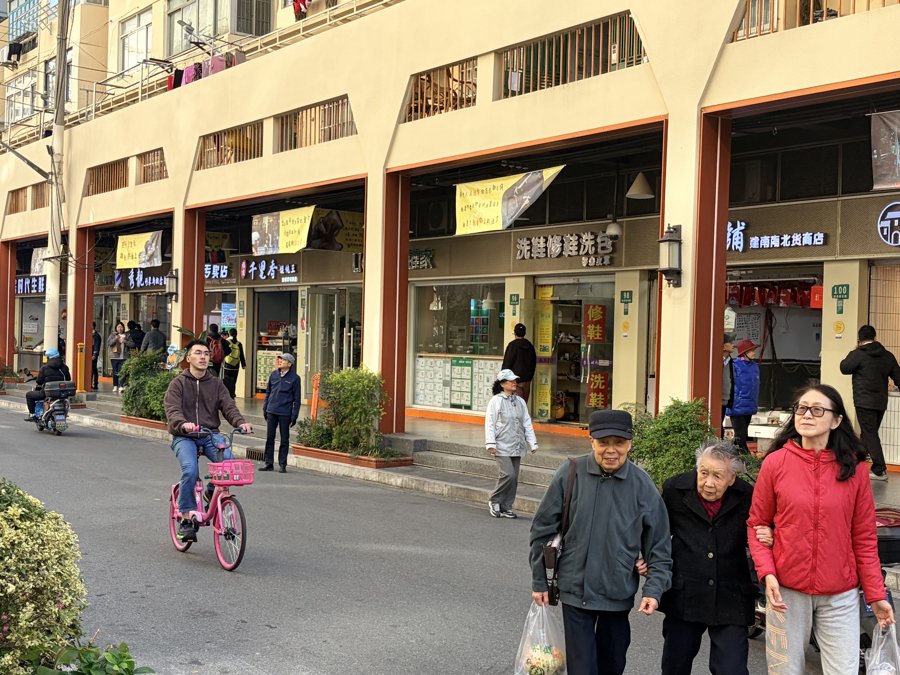 位于半淞园路街道的西凌家宅路,是一条长约333米的小马路(牛益彤 摄)