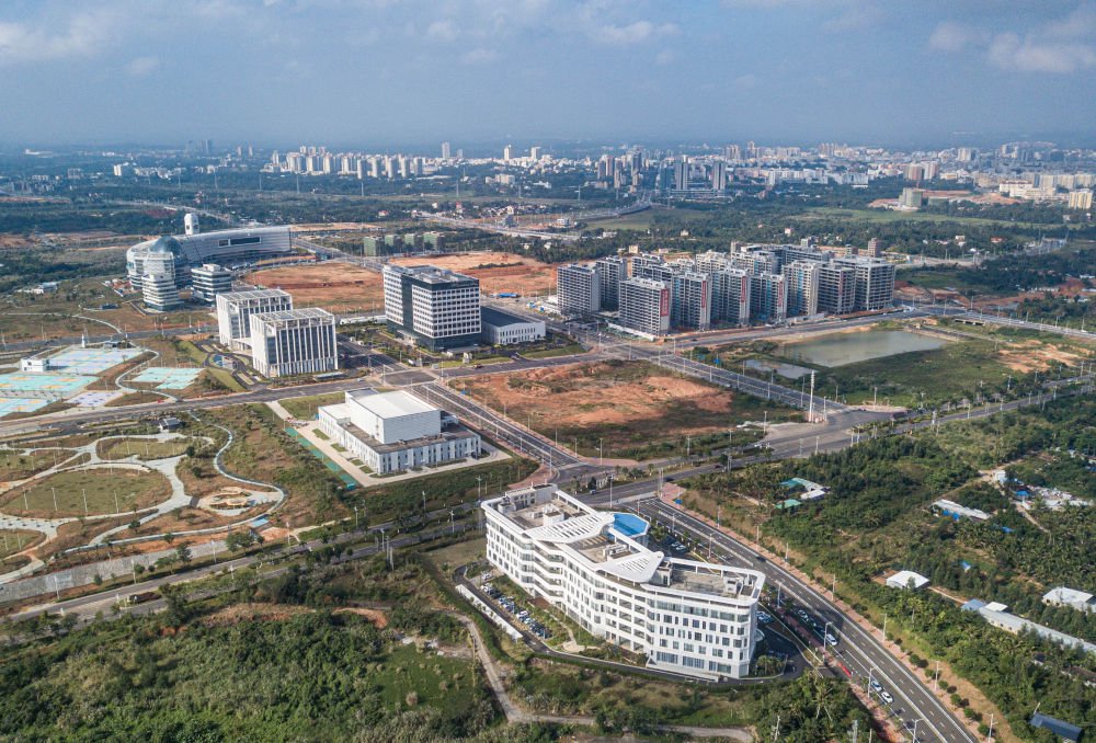 　　↑ 12月12日拍摄的建设、发展中的海南自贸港重点园区——文昌国际航天城起步区（无人机照片）。