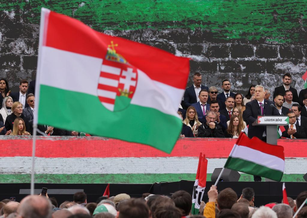 2025年10月23日，匈牙利总理欧尔班（前右）在首都布达佩斯举行的一场集会上讲话。新华社发（弗尔季·奥蒂洛摄）
