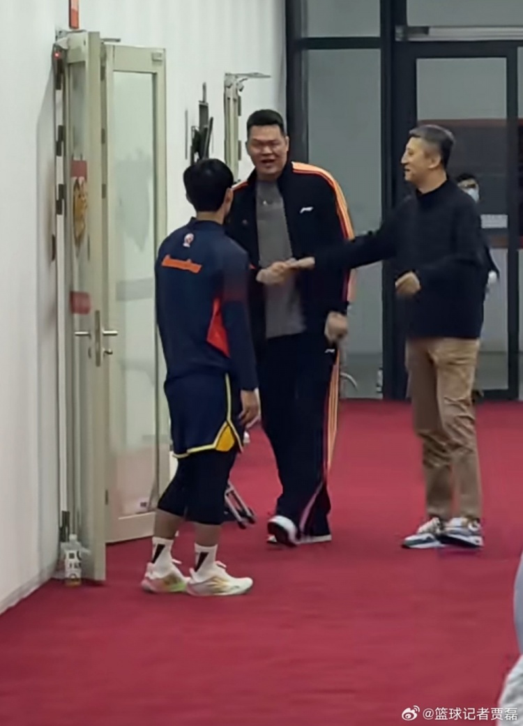 郭士强赛前和徐杰会面 两个人聊了一会 广东总经理朱芳雨也在