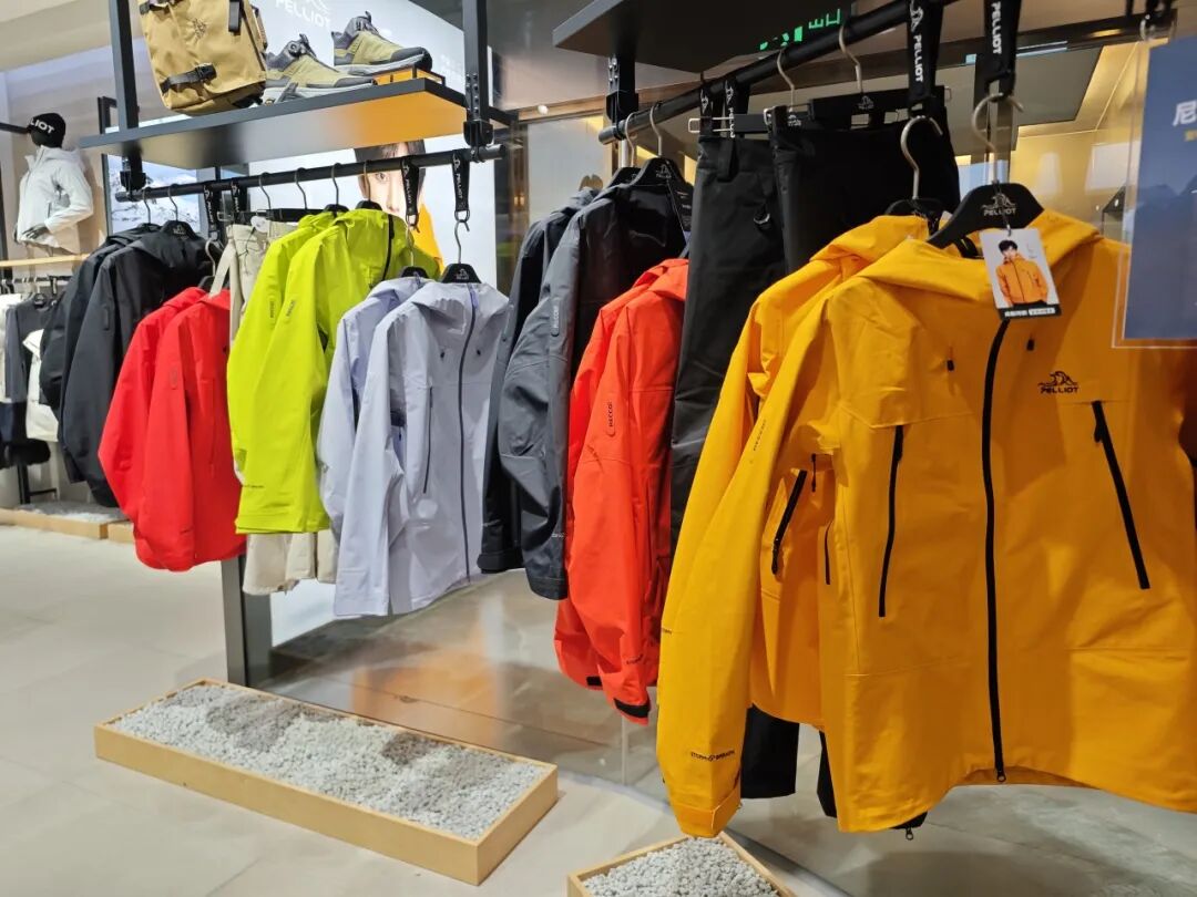 全网爆火！雷军也在穿的打工人战袍，有厂家日销3万件