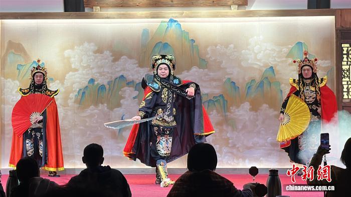 全俊華在舞台上進行創新變臉演出。記者 何浠 攝