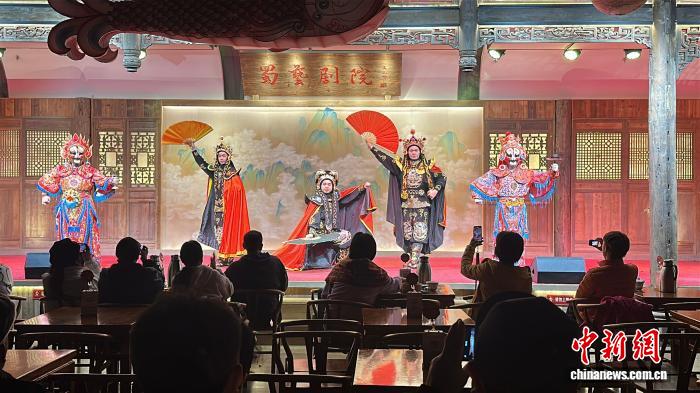 全俊華在舞台上進行創新變臉演出。記者 何浠 攝