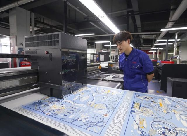 在万事利双面印花车间，人工智能数码印花技术让丝巾呈现出双面同色或双面异色的特别效果。记者 法鑫 摄