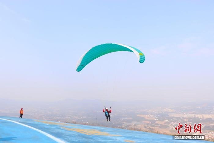 正在起飛的滑翔傘選手。熊錦陽 攝