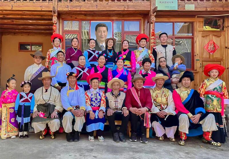 和萬春一家「四世同堂」合照留念。受訪者供圖