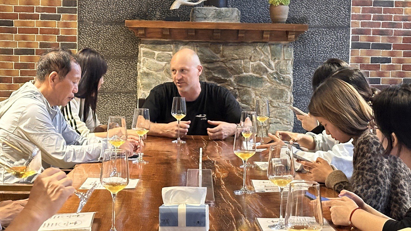 臘普河穀酒莊釀酒師正在講解冰葡萄酒。貢秋次仁攝