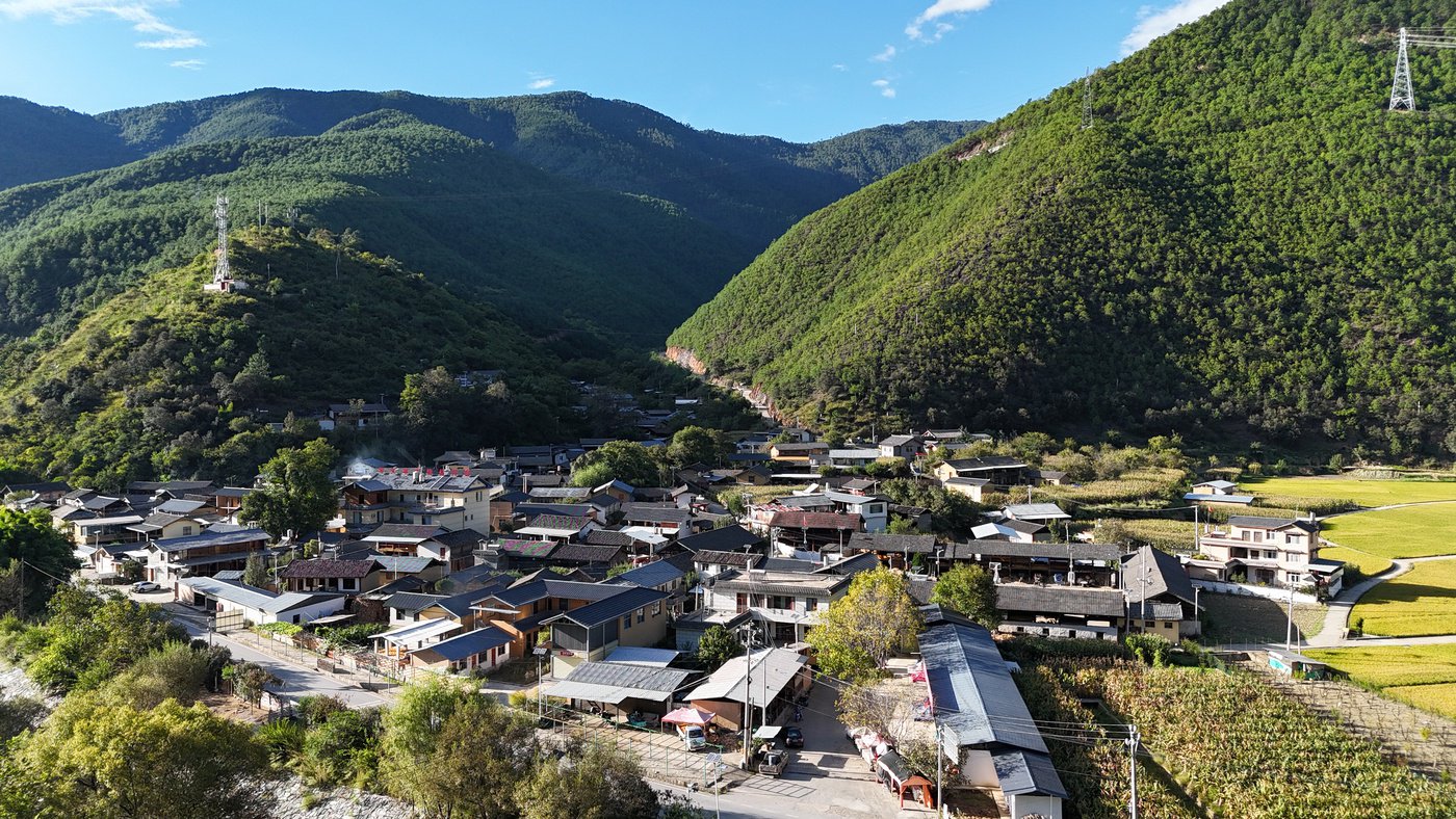 啟別村一角。貢秋次仁攝