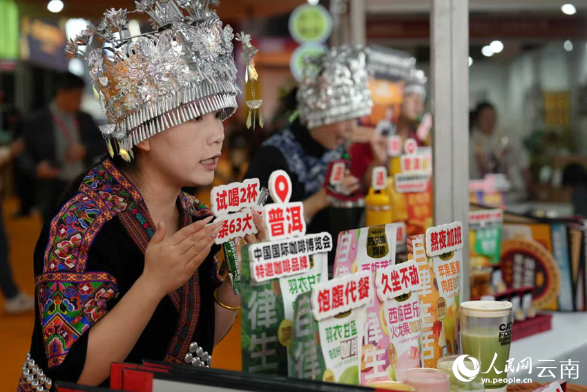 商戶通過直播平台售賣普洱咖啡。人民網記者 虎遵會攝