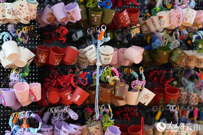 現場展出的普洱文創產品。人民網記者 虎遵會攝