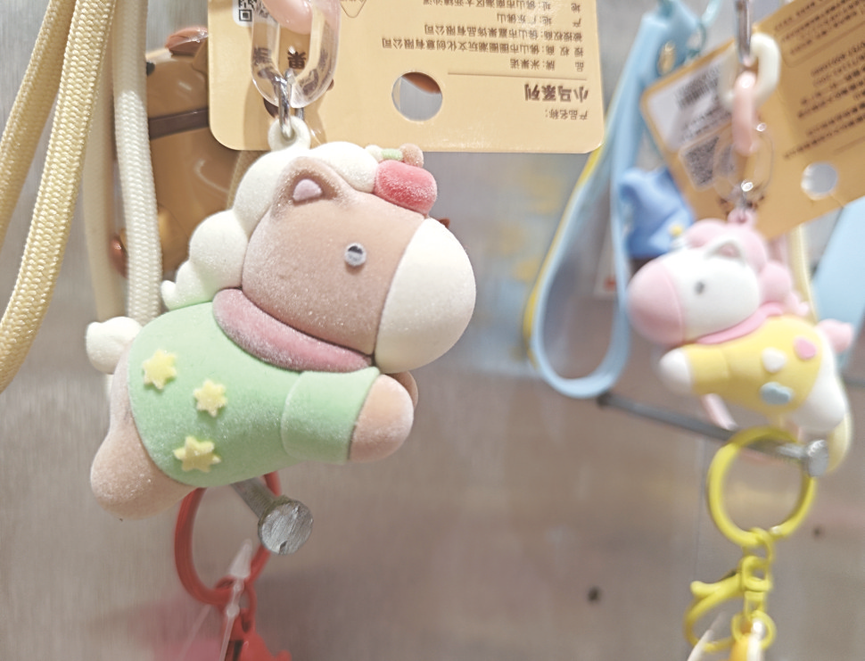     ◀兼具颜值与吉祥寓意的“马系”新品受青睐。    本报记者黎兆齐 摄