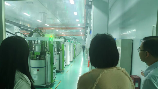 ▲建设银行中山分行的工作人员在走访元亨精密的生产车间。（建设银行/图）