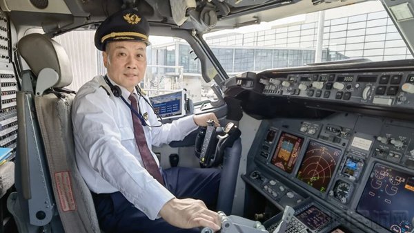 工作在民航岗位的沈华中