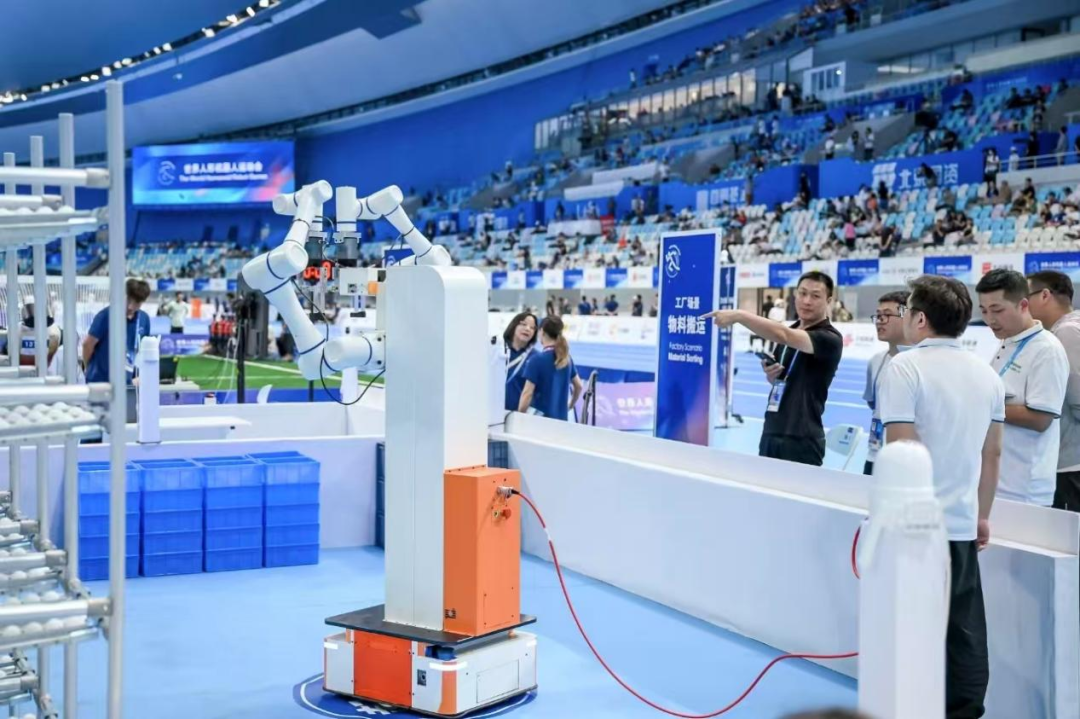 领珑机器人在首届世界人形机器人运动会上。图片来源：公众号“领益智造”