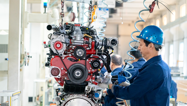 安徽全柴动力股份有限公司生产车间内，工作人员正在生产作业。（计成军 摄）