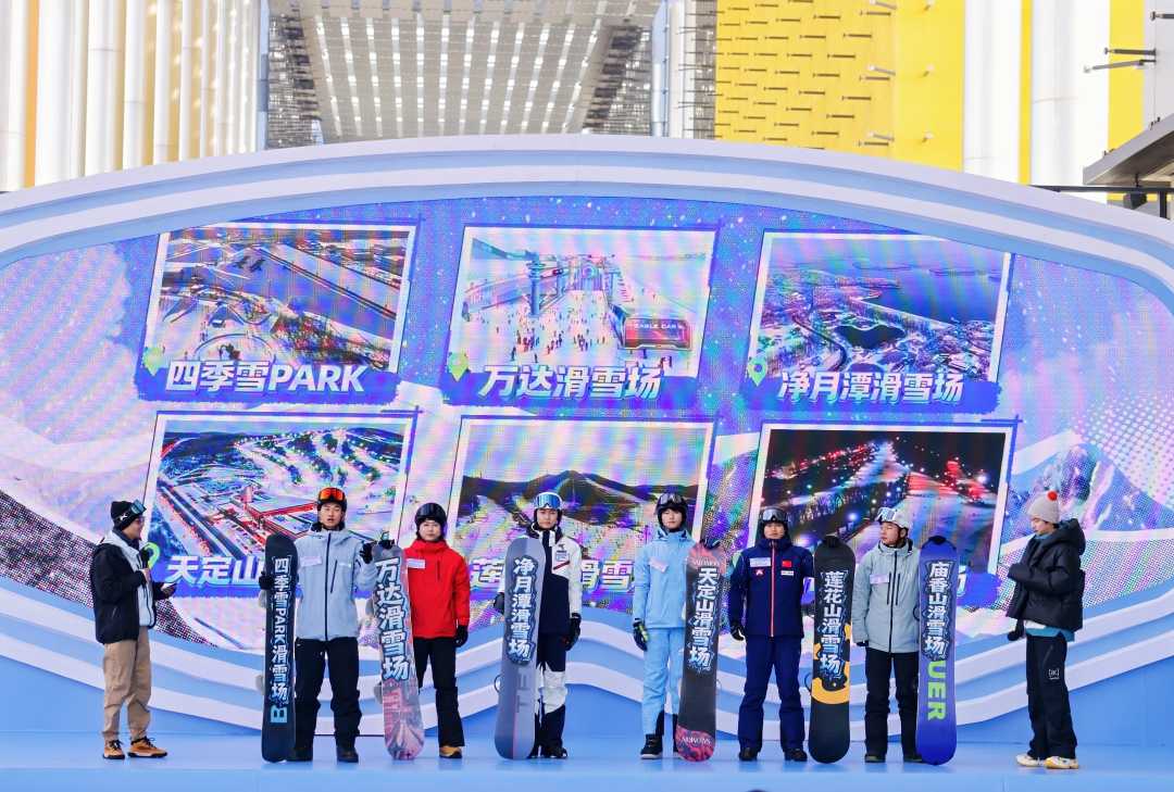 长春六大滑雪场教练集体亮相推介。湖南广电供图