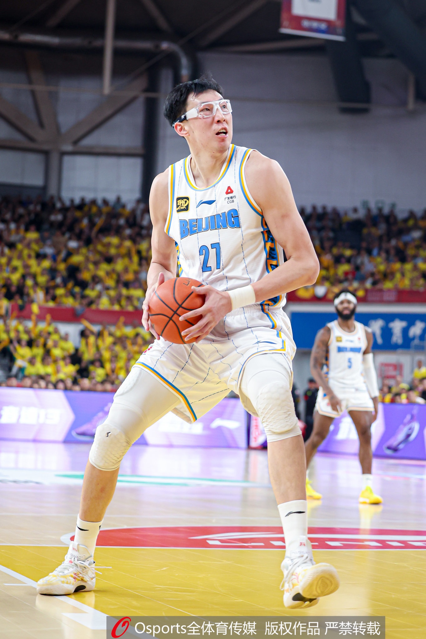 轻松又高效！周琦22分钟9中7砍下15分9板 正负值高达+35！