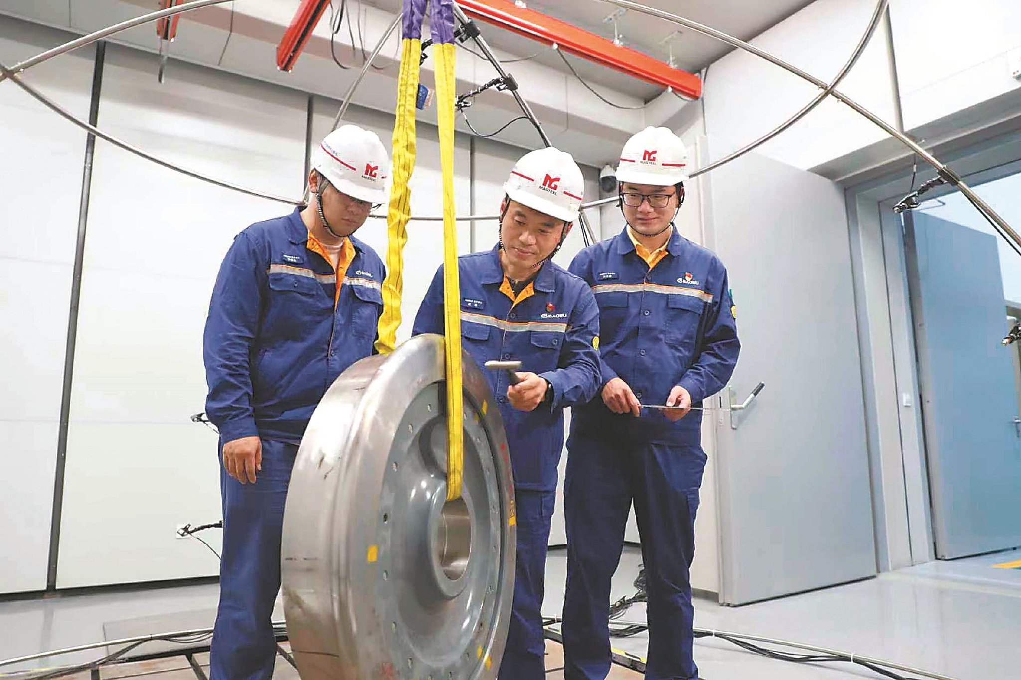 马钢技术人员对高铁车轮进行测试分析。 （资料图片）