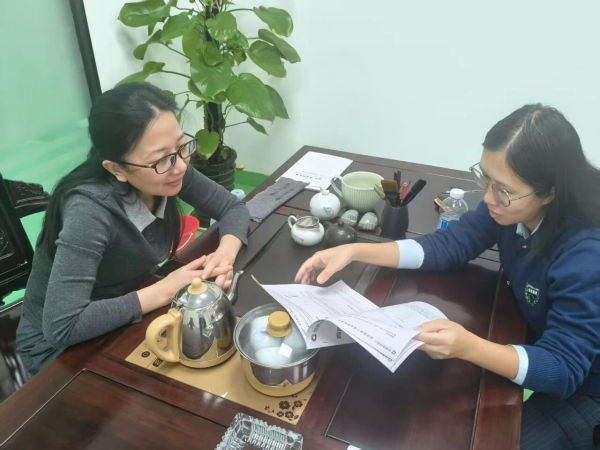 ▲建行中山分行的工作人员为企业负责人介绍金融产品”（建设银行/图）