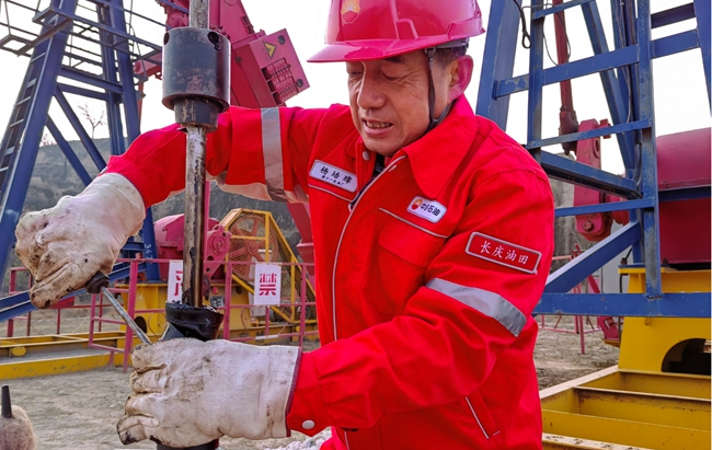 长庆油田采油十一厂新集改革试验区一线员工积极开展设备维护。