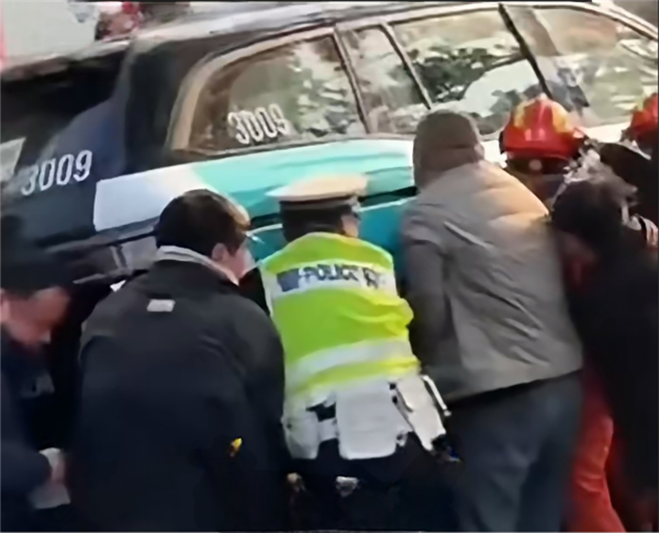 哈啰双线翻车：电动车大规模断服 Robotaxi当街撞人