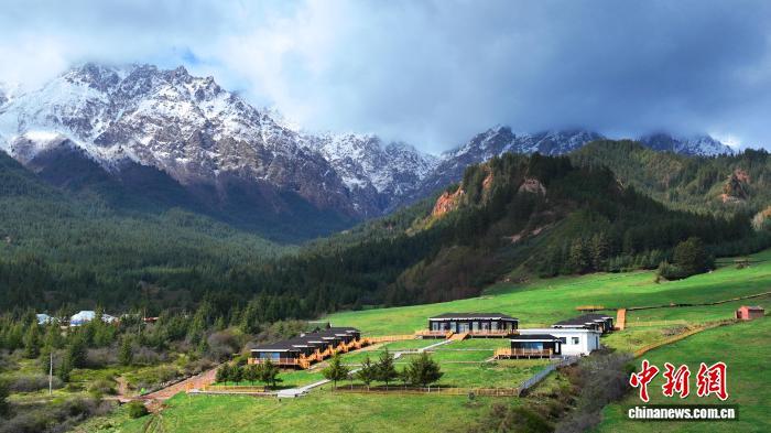 2025年8月，馬蹄石窟旅遊區內的「星空營地」。肅南縣委宣傳部供圖
