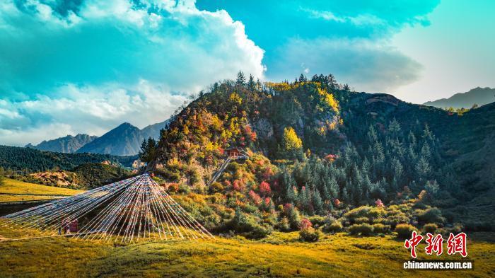 2025年9月，馬蹄石窟群旅遊區秋景斑斕。肅南縣委宣傳部供圖