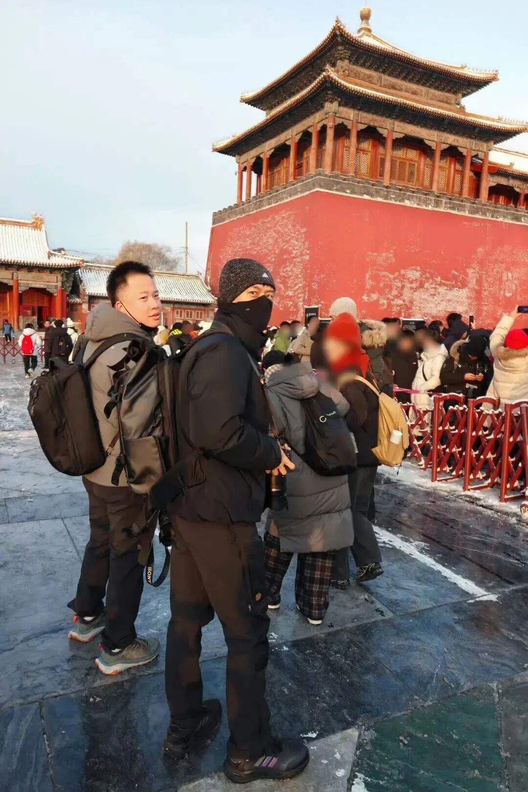 此前有网友在故宫偶遇李现