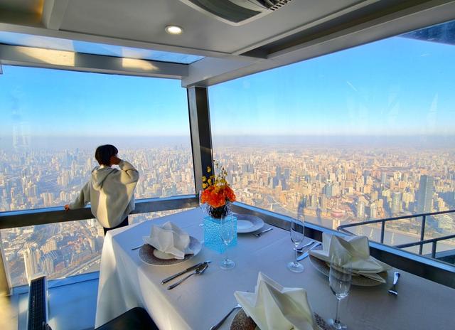 在“悬浮”于上海中心大厦121层的半透明玻璃空间“天空•魔盒”里，市民游客可以享用云端盛宴 新民晚报记者 周馨 摄