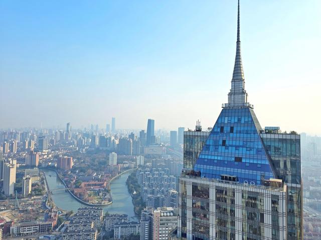 在环球港52层观光平台，市民能体验从258米高处俯瞰浦西天际线的感觉 新民晚报记者 张龙 摄