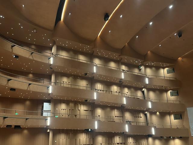 歌剧厅进入装饰阶段。 戚颖璞摄