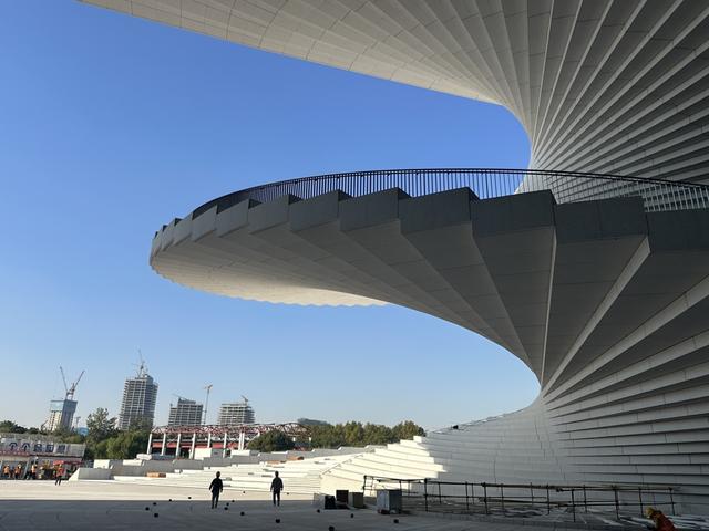 双螺旋结构的阶梯，从地面直达屋顶。 戚颖璞摄