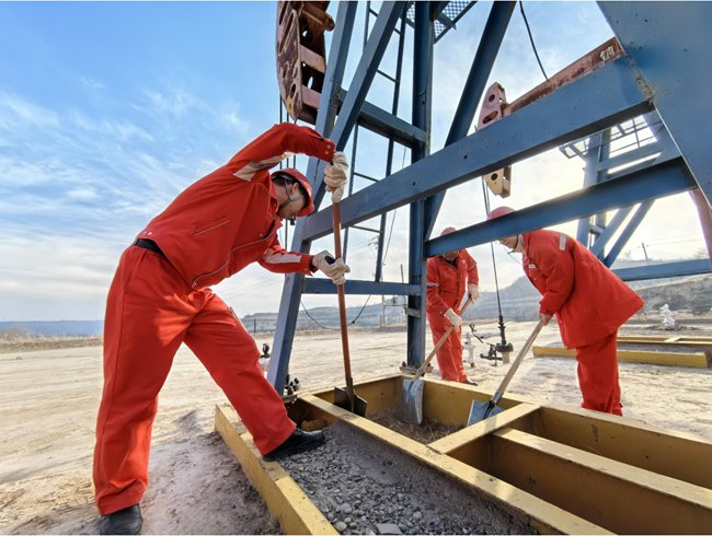 长庆油田采油十一厂新集改革试验区干部员工开展井场维护工作，确保安全生产