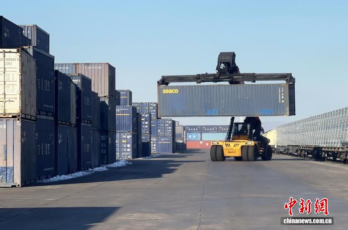 12月11日，吉林琿春，工作人員在琿春鐵路口岸進行集裝箱吊裝。郭佳 攝