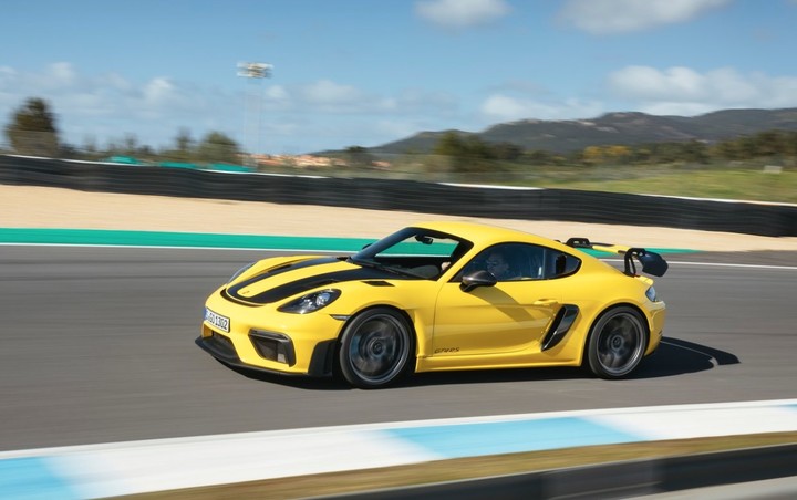 燃油 718 刚停售就复活，保时捷正进行「电改油」的幽默操作