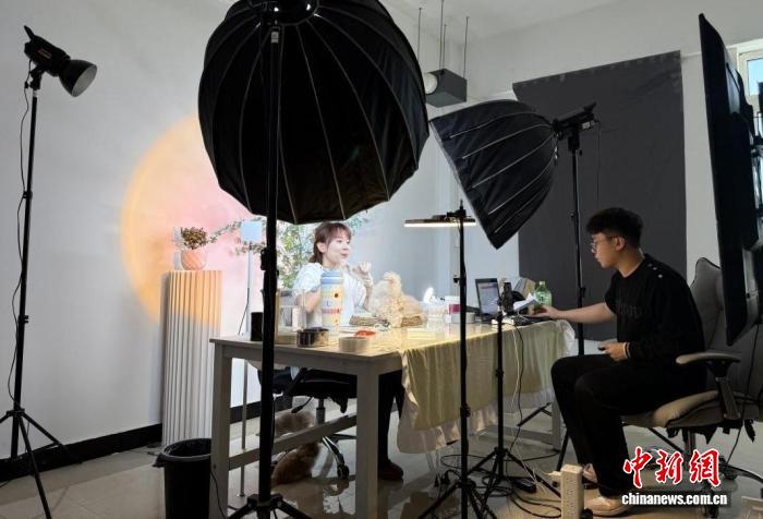 工作人員在做寵物直播。蘇家屯區委宣傳部供圖