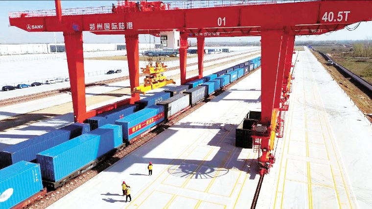 中欧班列从郑州国际陆港出发，满载货物走出国门。机构/供图