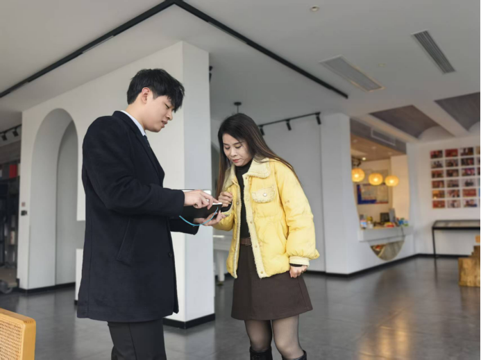 图为邮储银行客户经理走访莫干山贵人居上·音乐主题民宿。（受访者供图）