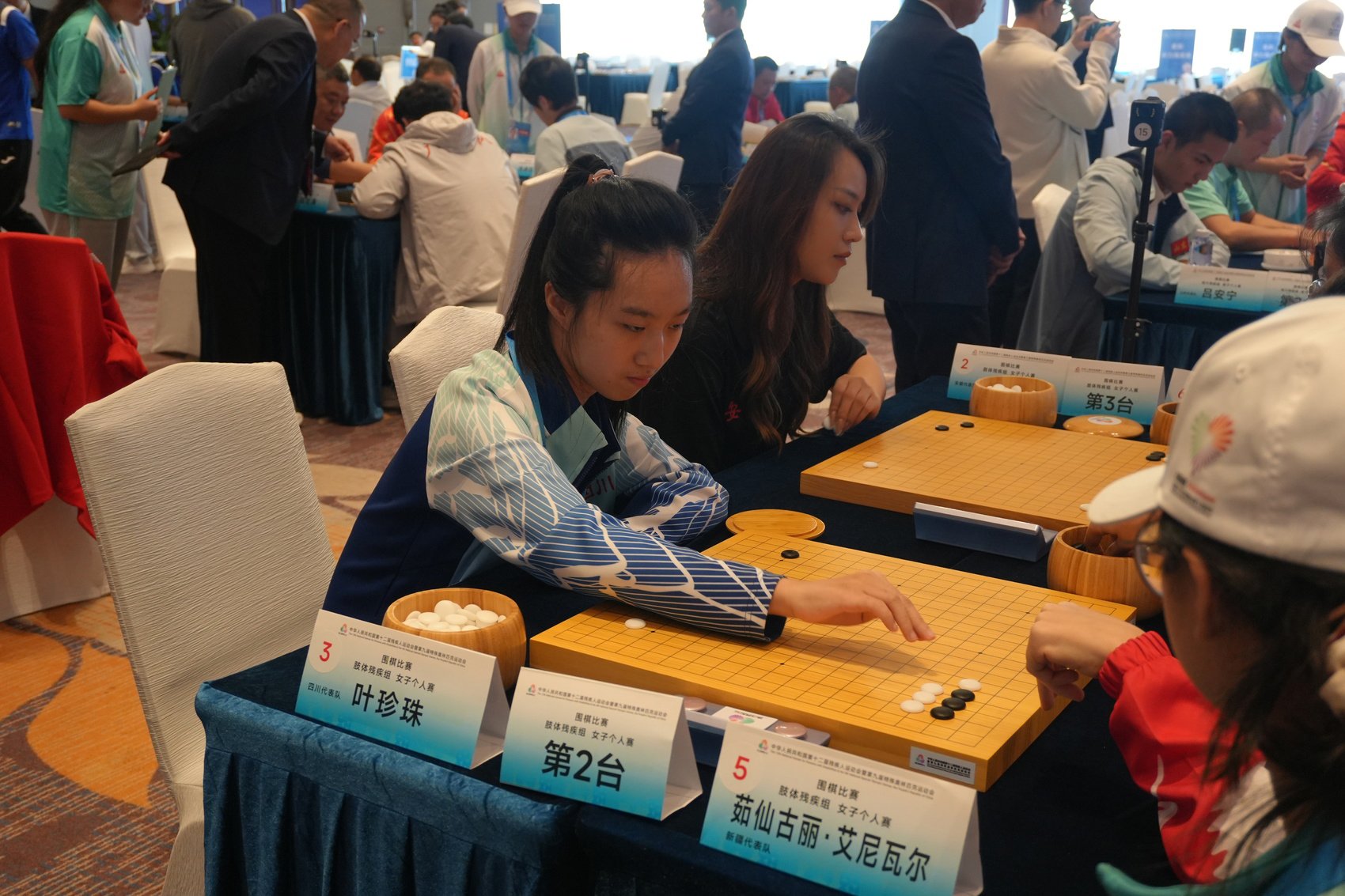 叶珍珠正在和对手对弈