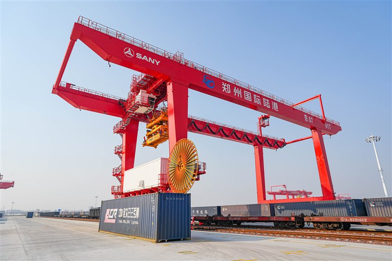 目前，郑州国际陆港已实现常态化运营。图为中欧班列（郑州）集结中心大型龙门吊作业场景。河南日报社全媒体记者 徐聪 摄