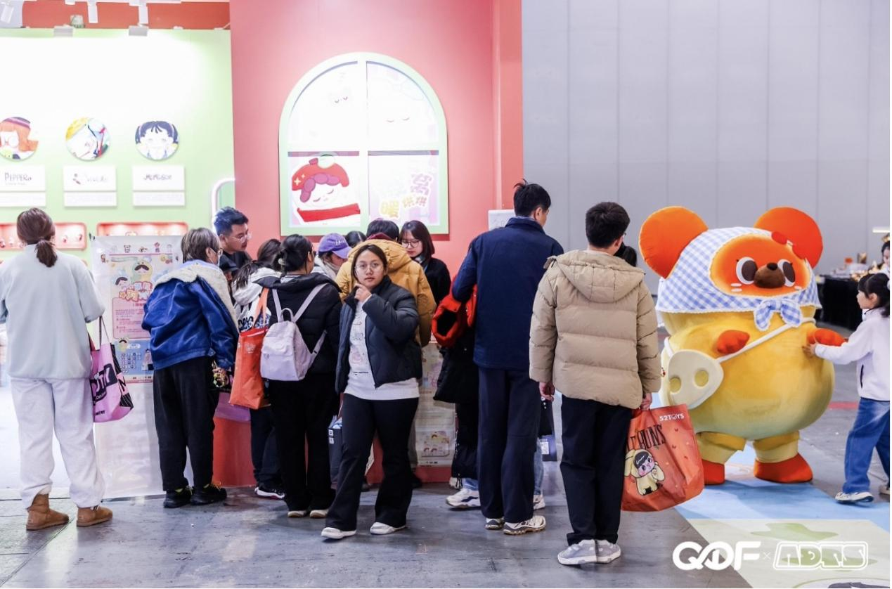 观众在第四届北京国际艺术设计玩具展览会现场排队参观。（首都会展集团供图）