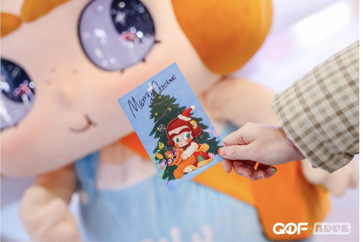 观众在第四届北京国际艺术设计玩具展览会现场“打卡”。（首都会展集团供图）